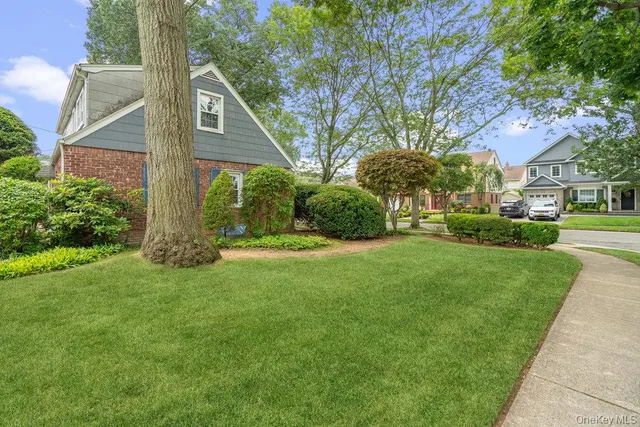 $949,990 | 28 Redwood Road, New Hyde Park, NY 11040