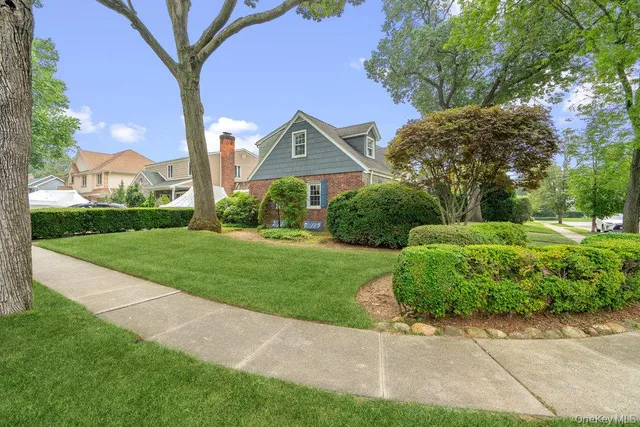 $949,990 | 28 Redwood Road, New Hyde Park, NY 11040