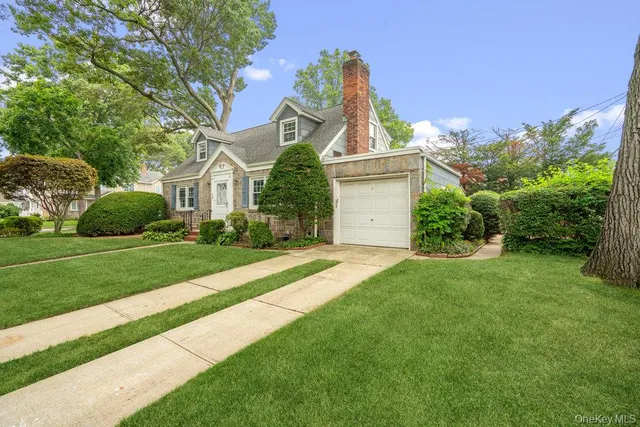 $949,990 | 28 Redwood Road, New Hyde Park, NY 11040