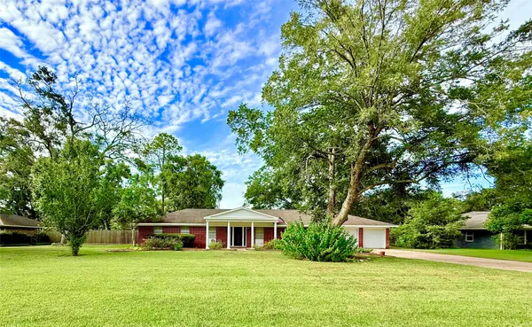 $398,888 | 204 Hillcrest Drive, Alvin, TX 77511