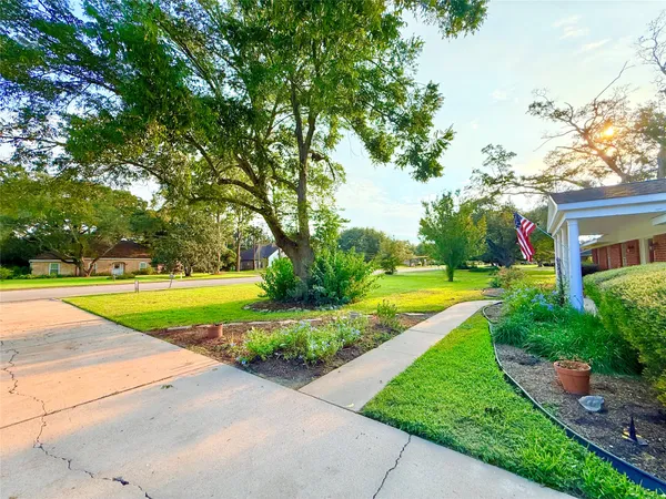 $398,888 | 204 Hillcrest Drive, Alvin, TX 77511
