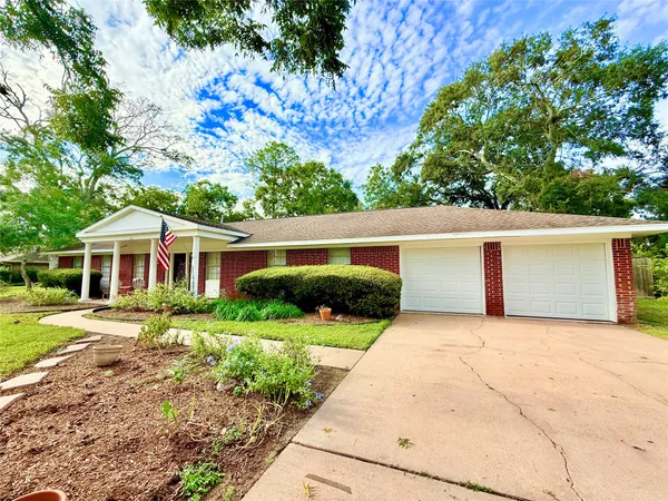 $398,888 | 204 Hillcrest Drive, Alvin, TX 77511