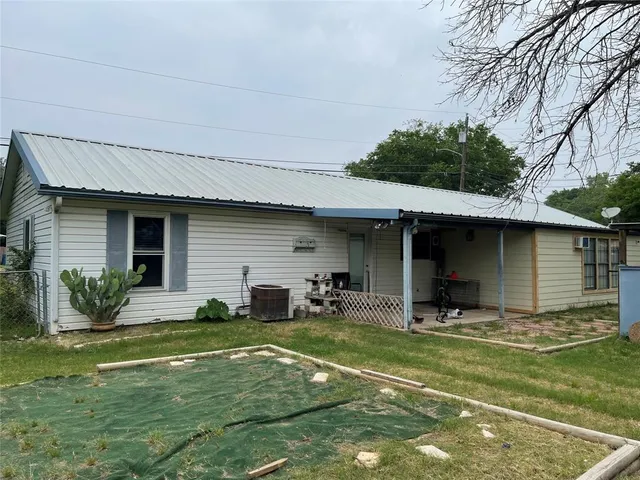 a view of a house with backyard