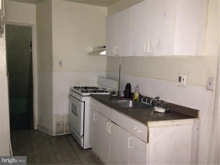 930 Collings Road Camden, NJ 08104 - Photo 2 of 6