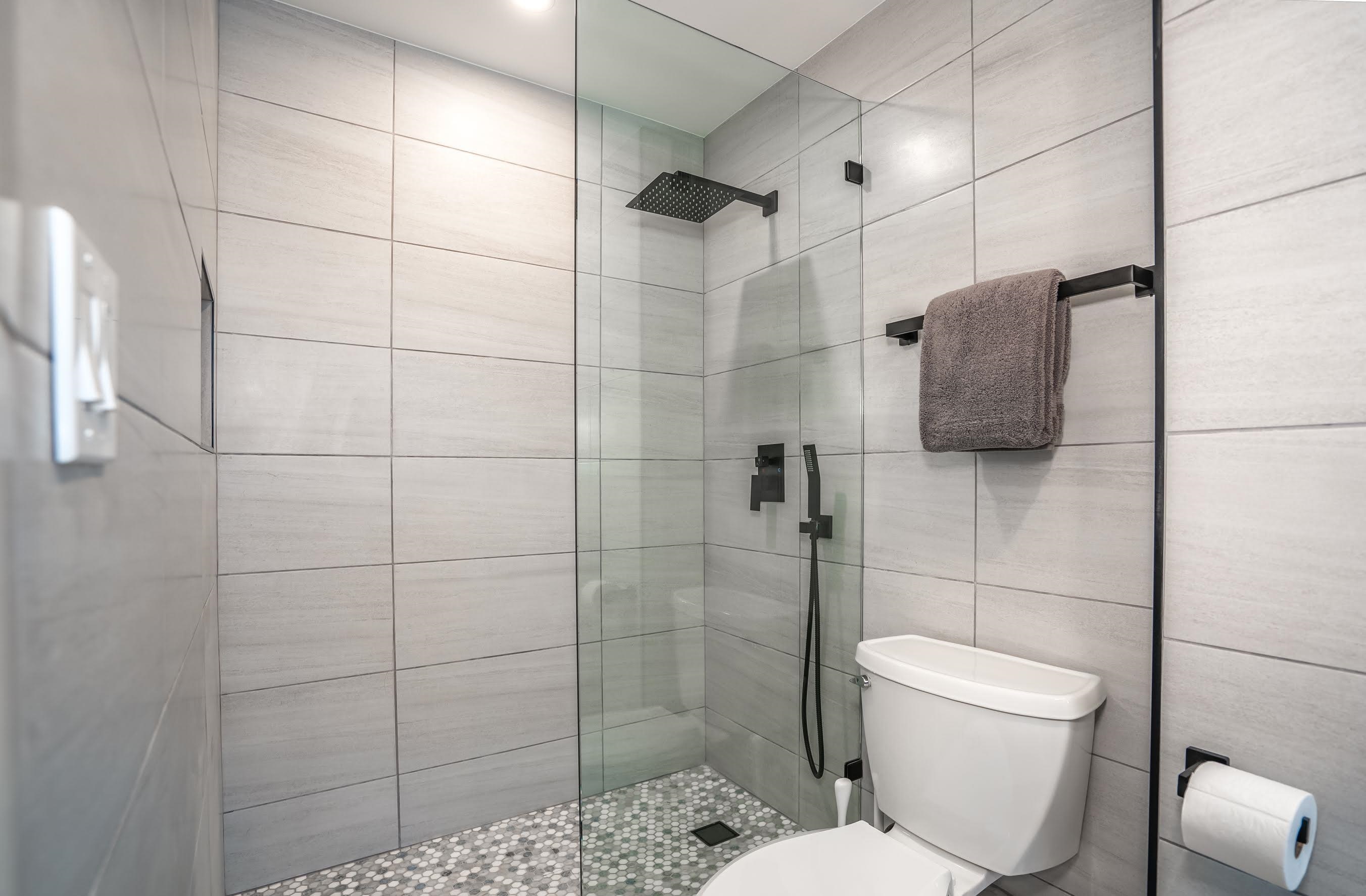 938 South Kihei Road, Unit 309 Kihei, HI 96753 - Photo 20 of 34 a bathroom with a toilet and shower
