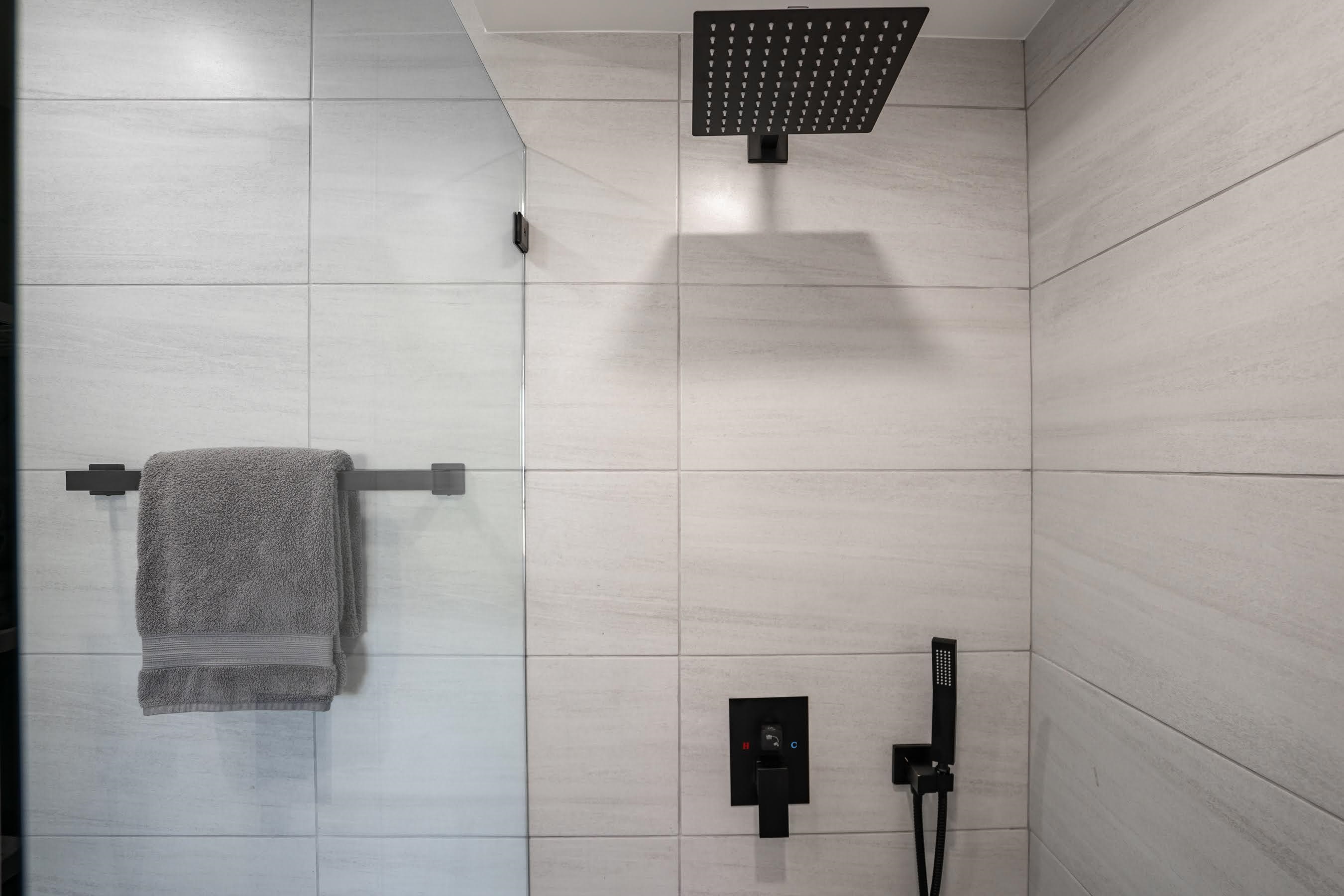 938 South Kihei Road, Unit 309 Kihei, HI 96753 - Photo 21 of 34 a bathroom with a shower