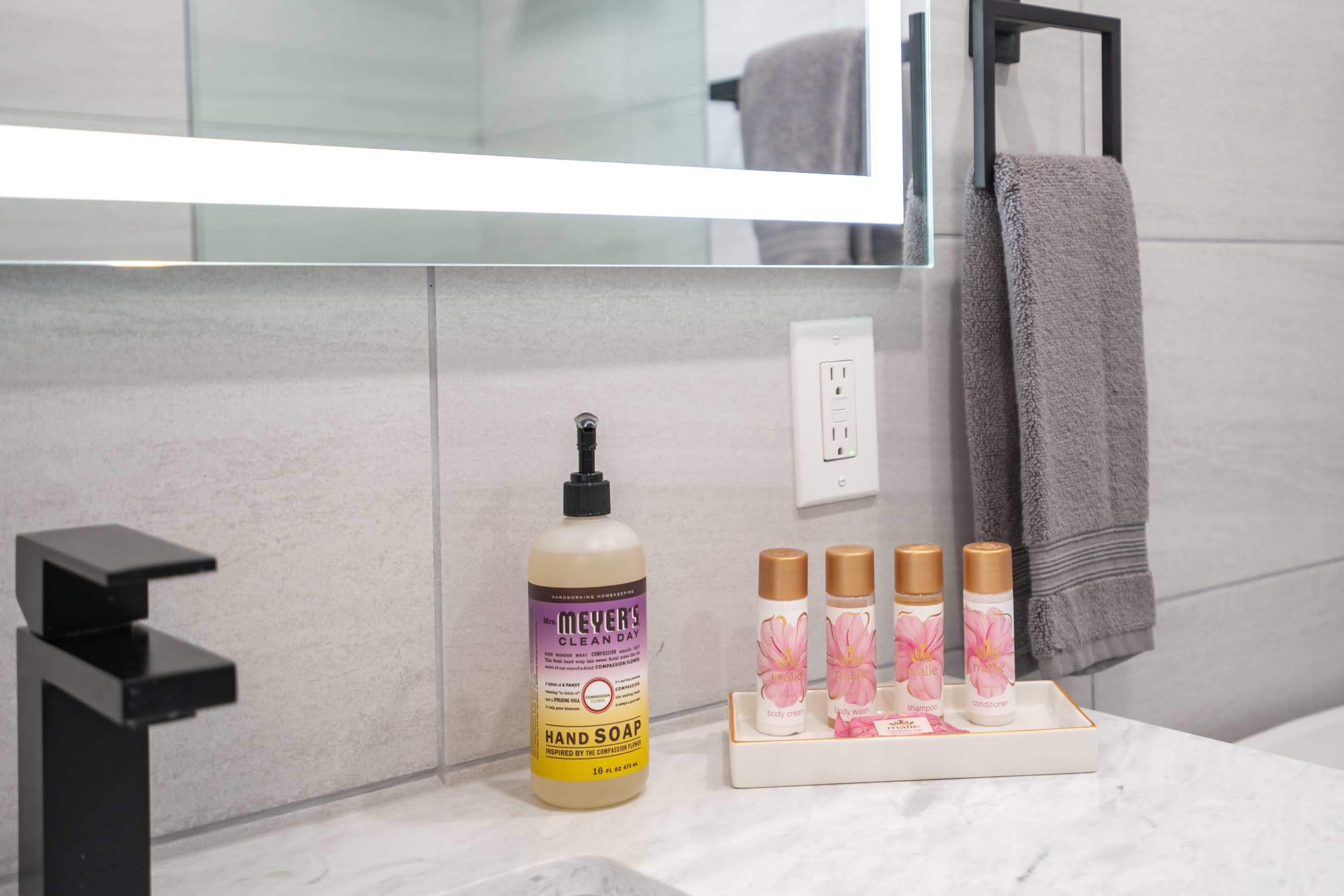 938 South Kihei Road, Unit 309 Kihei, HI 96753 - Photo 33 of 34 a bathroom with a sink and a mirror