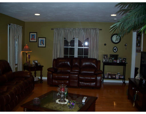 33 Benjamin Tripp Road Westport, MA 02790 - Photo 3 of 8 Gallery Image 3