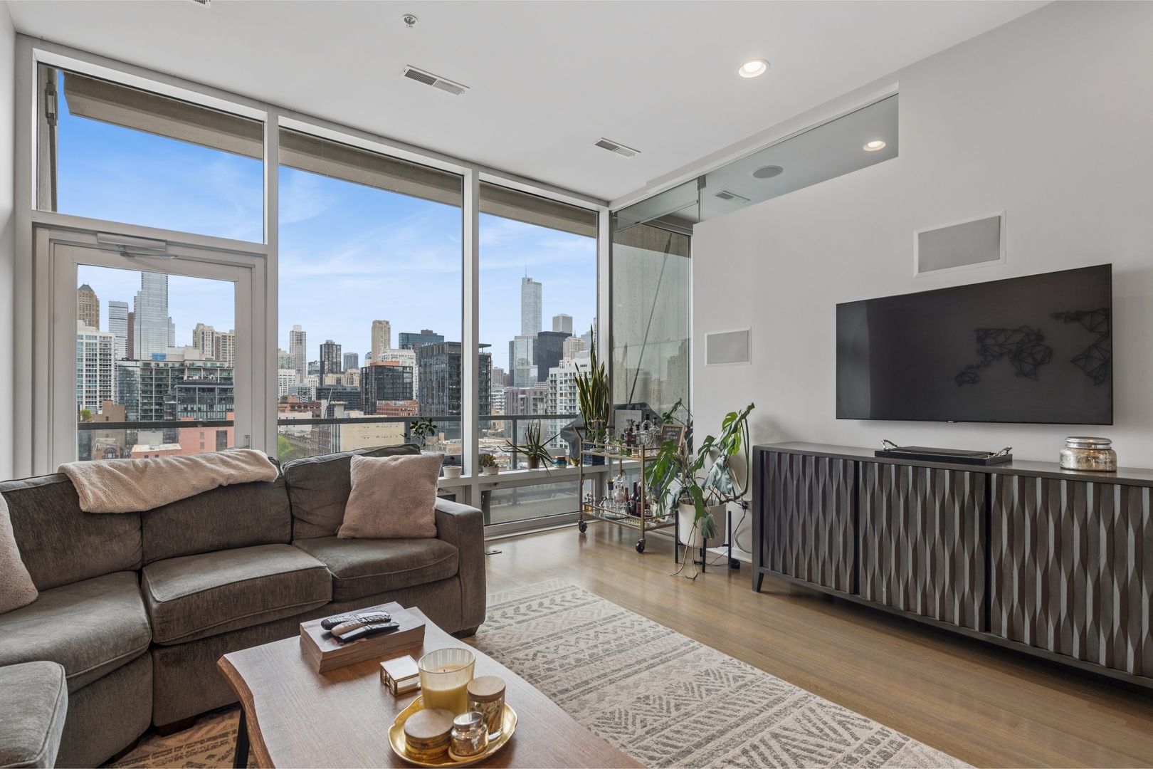 500 West Superior Street, Unit 813 Chicago, IL 60654 - Photo 2 of 18 a living room with furniture tv and a flat screen tv