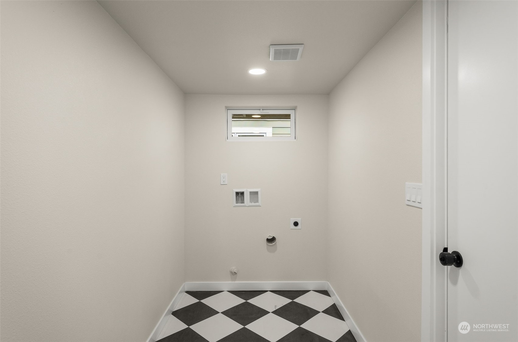 3054 37th Avenue Southwest Seattle, WA 98126 - Photo 29 of 38 a view of elevator with window