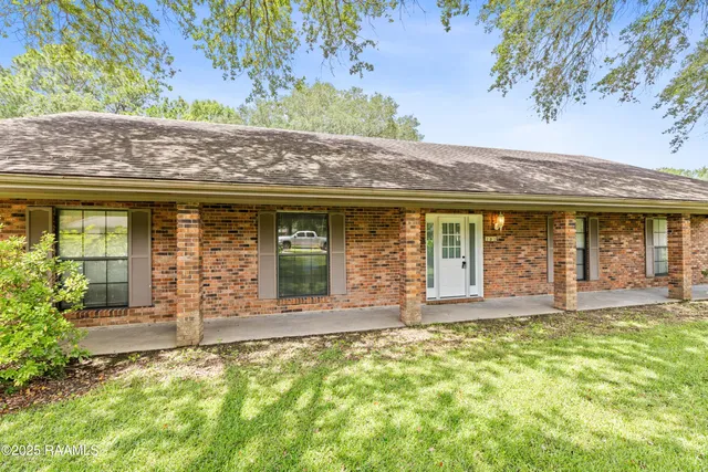 $300,000 | 165 Skylark Lane, Sunset, LA 70584