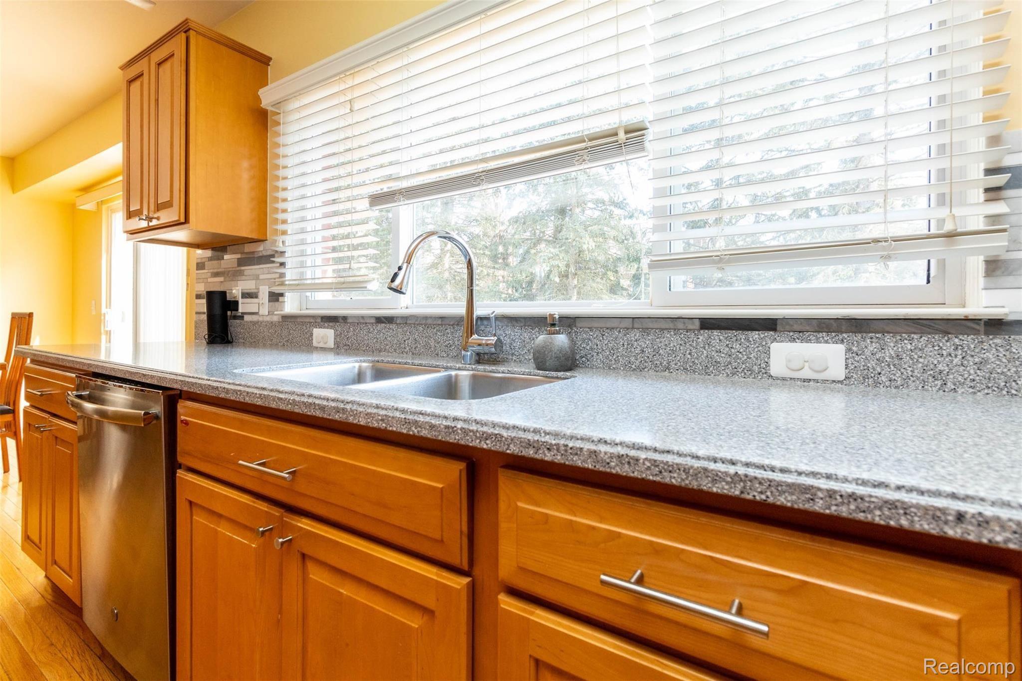 2487 Jackson Drive Rochester, MI 48309 - Photo 11 of 41 interior (12).jpg