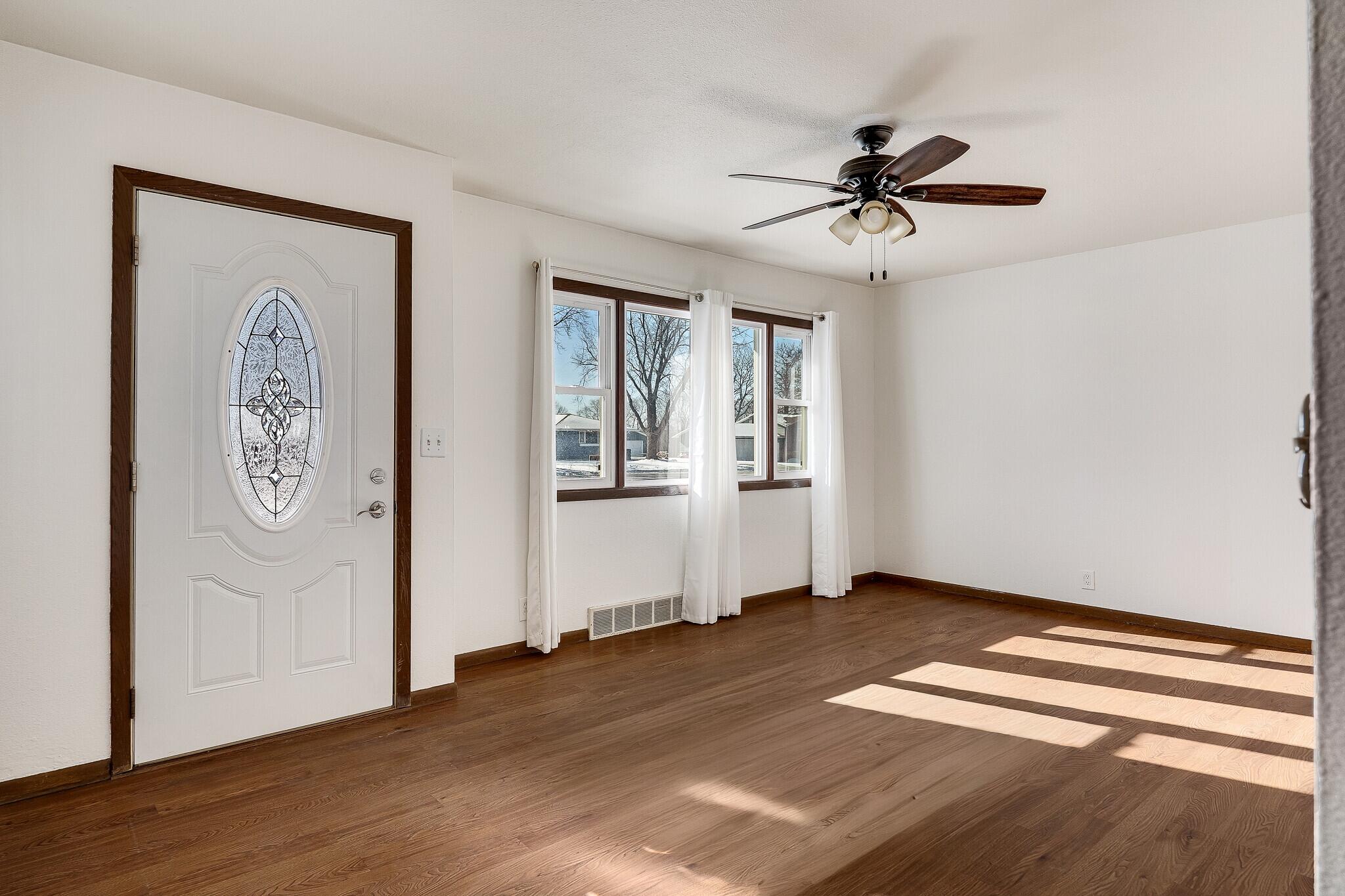 1371 A County Rd SS Onalaska, WI 54650 - Photo 5 of 30 Living Room