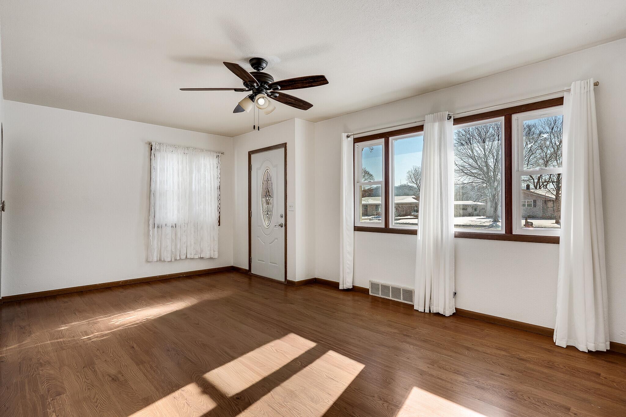 1371 A County Rd SS Onalaska, WI 54650 - Photo 6 of 30 Living Room