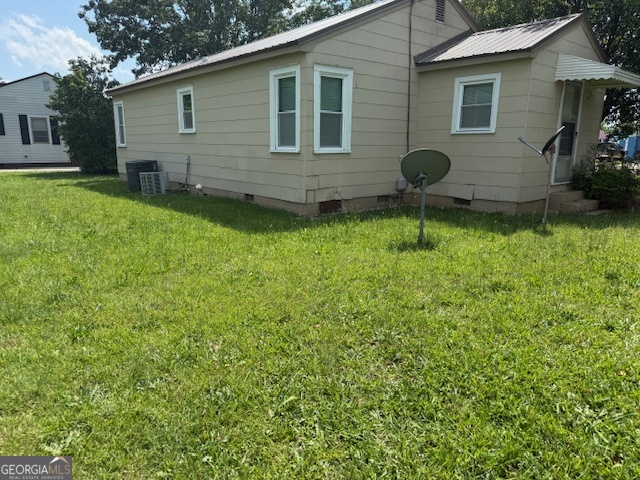 135 Fairview Street Hartwell, GA 30643 - Photo 14 of 14 a backyard of a house with seating space