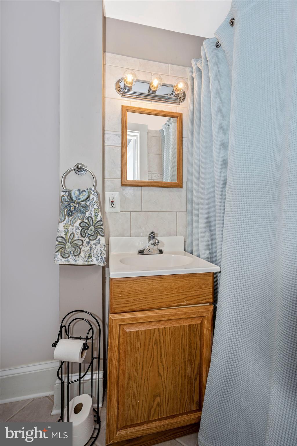 26701 Ridge Road Damascus, MD 20872 - Photo 9 of 24 Main Level Full Bath (Bath 1)