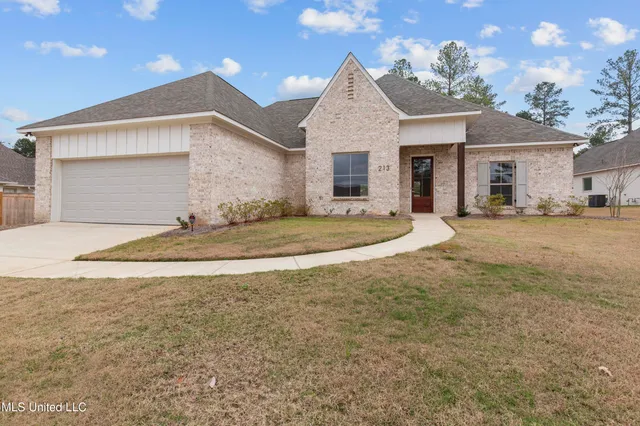 $385,000 | 213 Lake Crest Drive, Madison, MS 39110