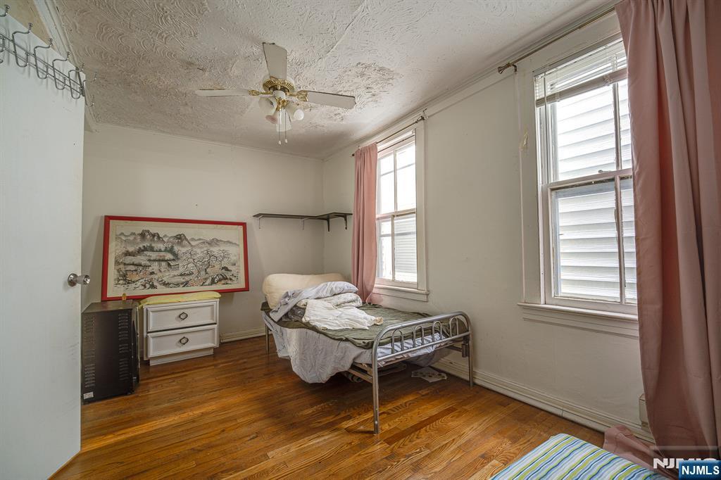 390 Lafayette Street Newark, NJ 07105 - Photo 16 of 40 a living room with furniture and a window