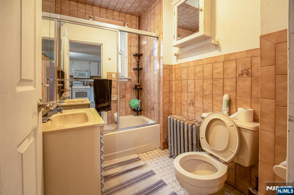 390 Lafayette Street Newark, NJ 07105 - Photo 21 of 40 a bathroom with a sink a toilet and a bathtub