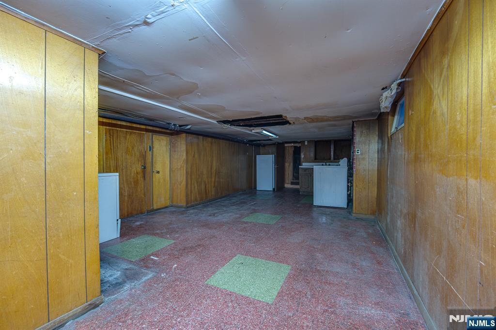 390 Lafayette Street Newark, NJ 07105 - Photo 33 of 40 a view of a big room with a elevator