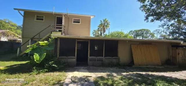 a view of yard with tree