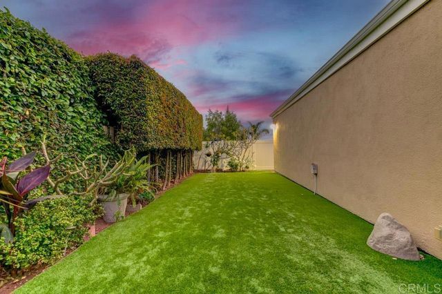 a view of a back yard