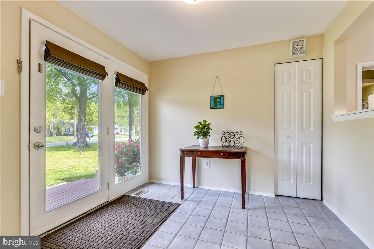 628 Old Love Point Road Stevensville, MD 21666 - Photo 4 of 55 Bright Foyer