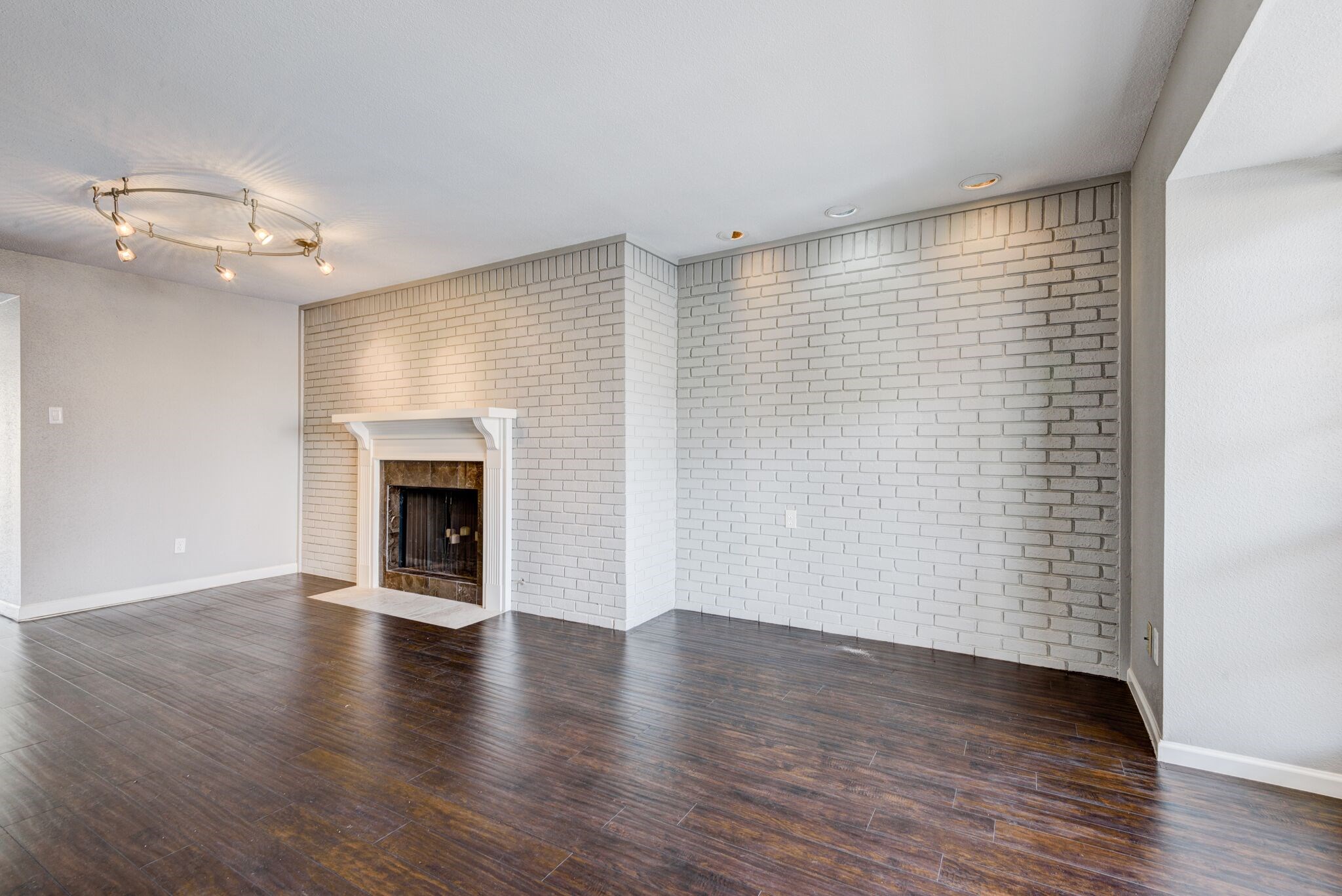 6444 Burgoyne Road, Unit 104 Houston, TX 77057 - Photo 3 of 17 Massive living room