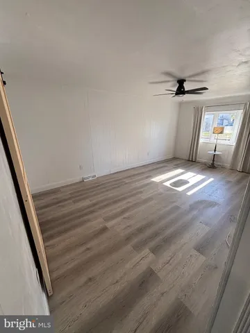 a view of empty room with ceiling fan