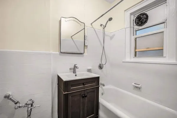 $600,000 | 150 East 49th Street, Unit 3E | Midtown East
