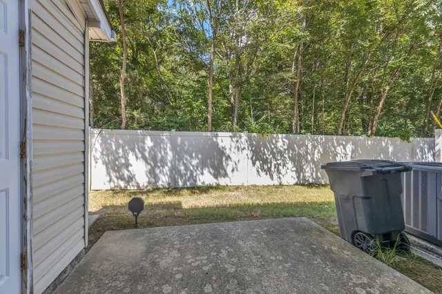 a view of a back yard