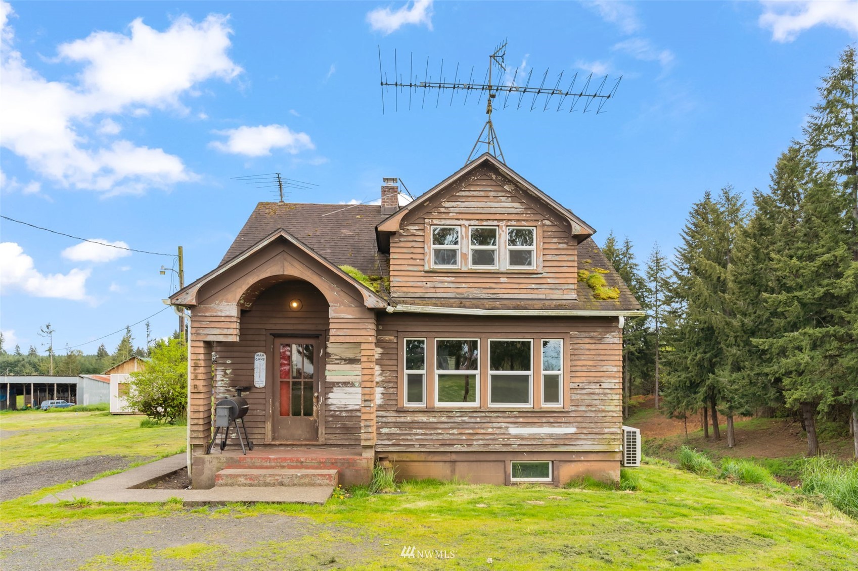 104 Reinseth Road Winlock, WA 98596 - Photo 2 of 35 a front view of a house with a yard