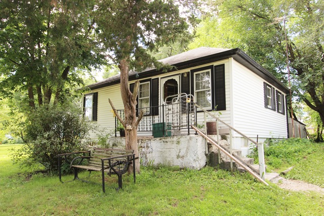 565 West Hill Road Morris, IL 60450 - Photo 1 of 5 a white house that has tree in front of it