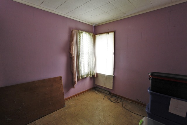 565 West Hill Road Morris, IL 60450 - Photo 5 of 5 an empty room with a window
