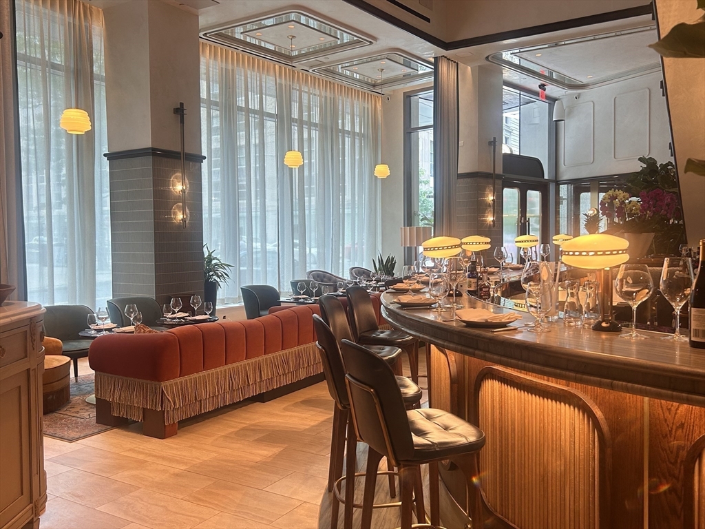 40 Trinity Place, Unit 1612 Boston, MA 02116 - Photo 34 of 38 a dining room with furniture and a chandelier