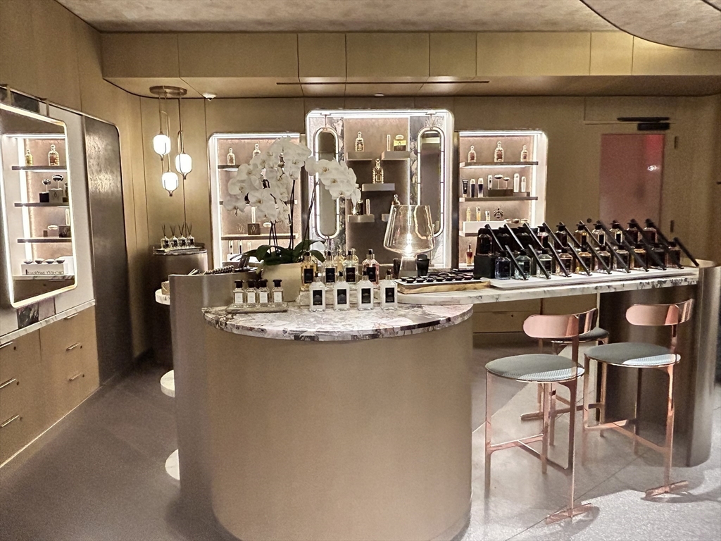 40 Trinity Place, Unit 1612 Boston, MA 02116 - Photo 36 of 38 a kitchen with a dining table and chairs