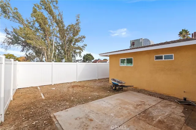 a view of a backyard