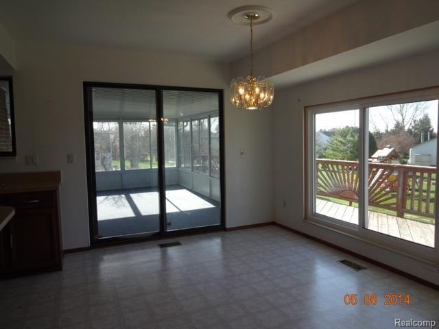 71 Foxboro Drive Rochester, MI 48309 - Photo 7 of 16 DSC03938.jpg