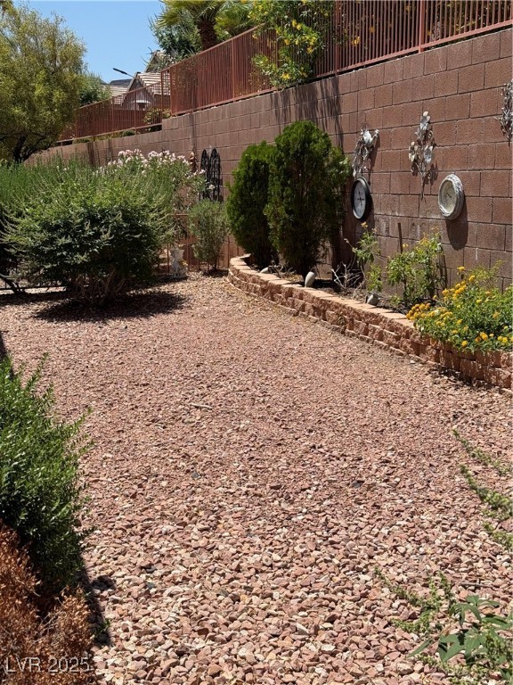 495 Edgefield Ridge Place Henderson, NV 89012 - Photo 8 of 16 View of yard