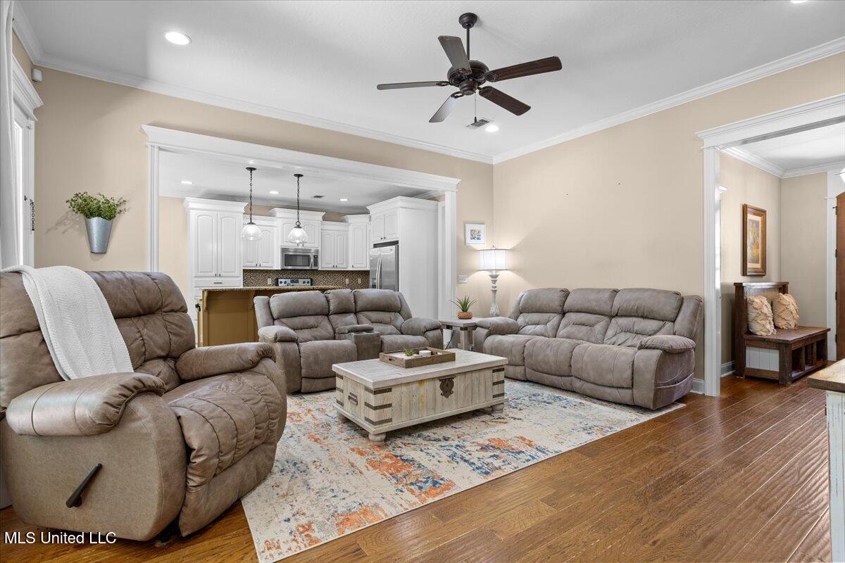 113 Shadow Ridge Road Hattiesburg, MS 39402 - Photo 7 of 27 Living Room View 2