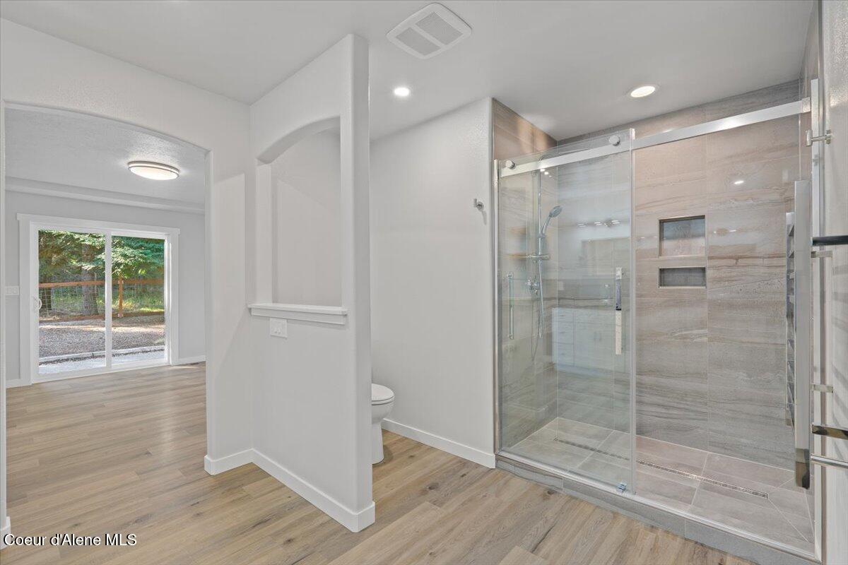 10050 Duce Road Athol, ID 83801 - Photo 24 of 53 25-Primary bathroom