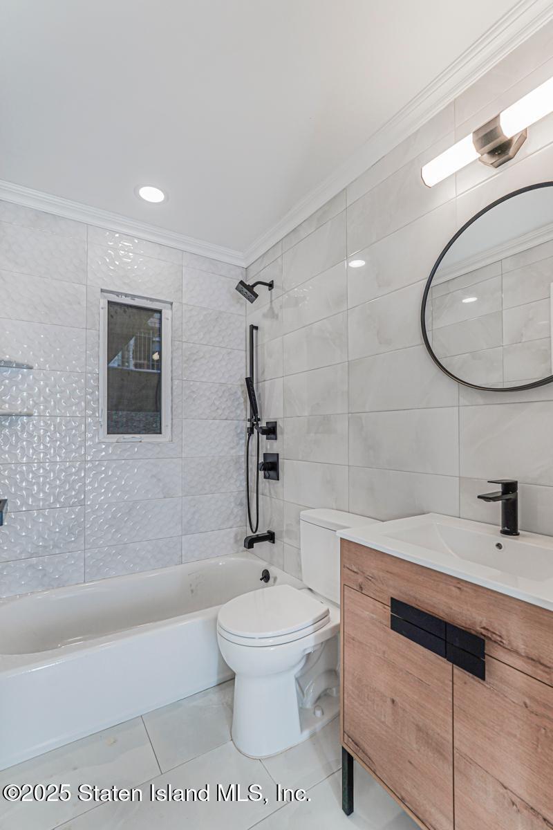 113 Longview Road Staten Island, NY 10304 - Photo 20 of 35 a bathroom with a sink a toilet and a bathtub