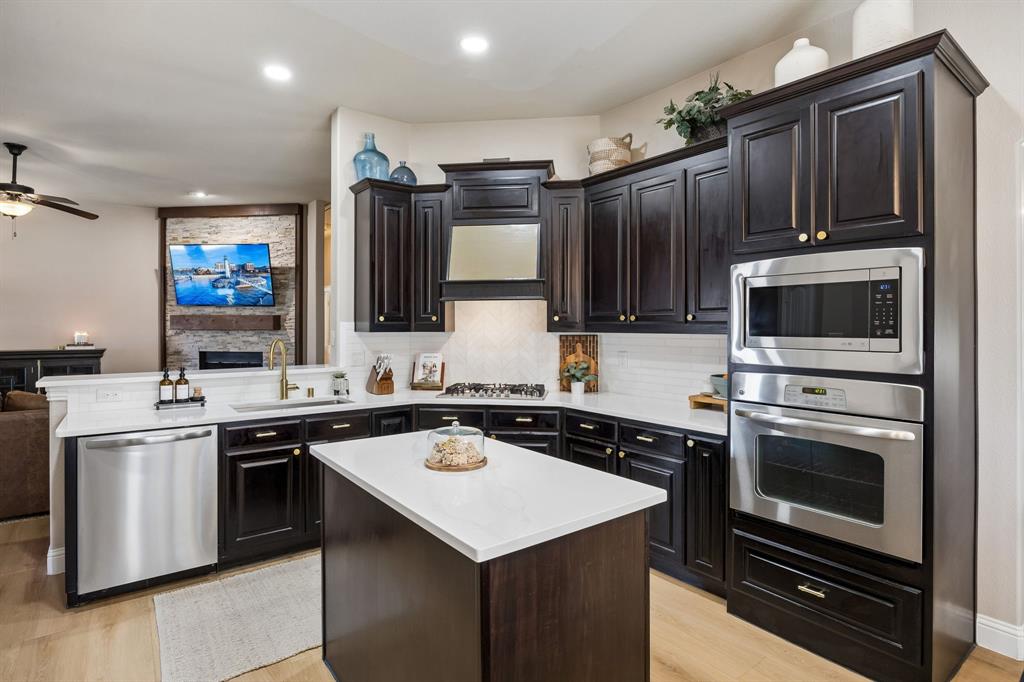 3917 Gatewick Drive Rockwall, TX 75087 - Photo 11 of 34 a kitchen with a sink stove and refrigerator