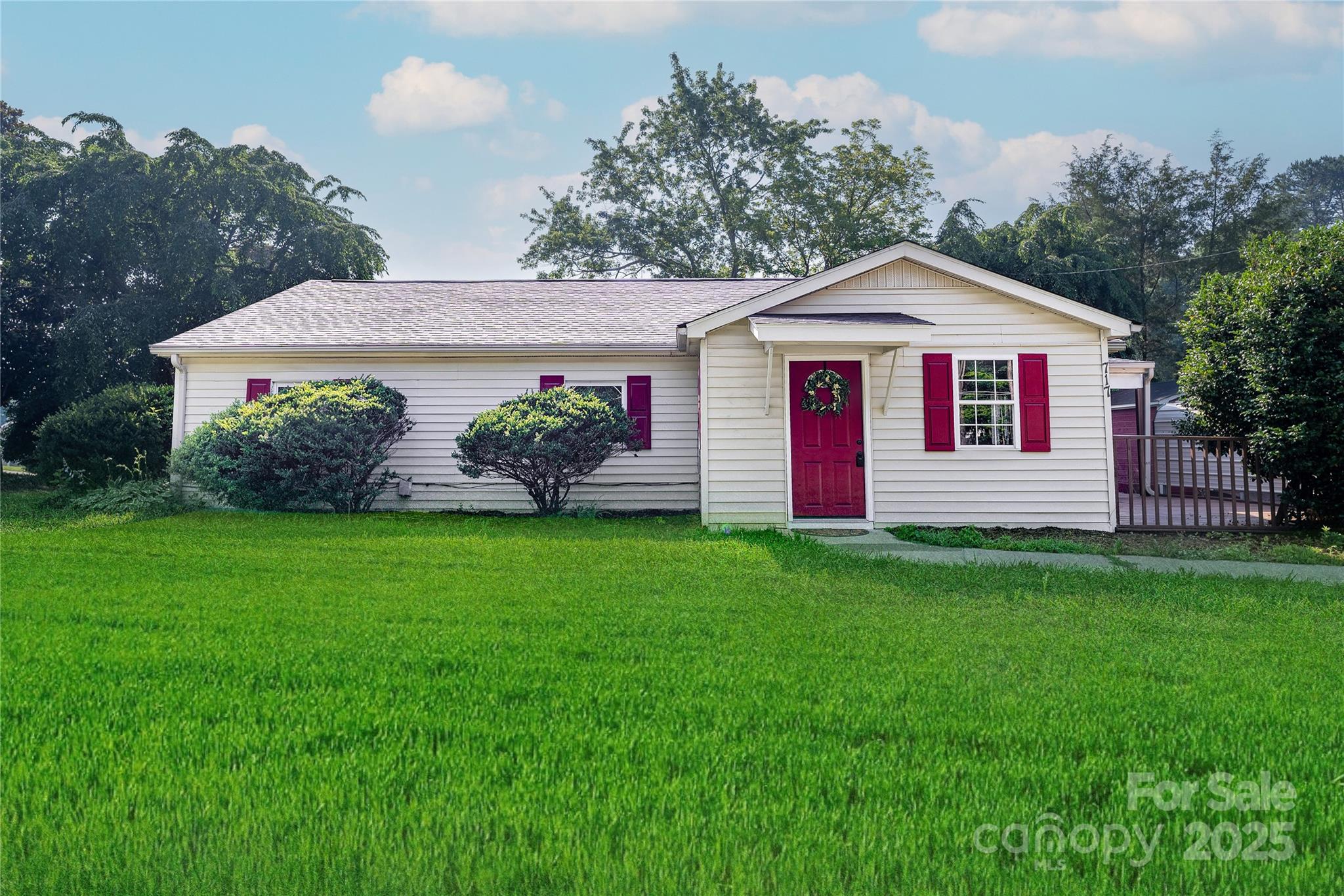 a view of a back yard of the house
