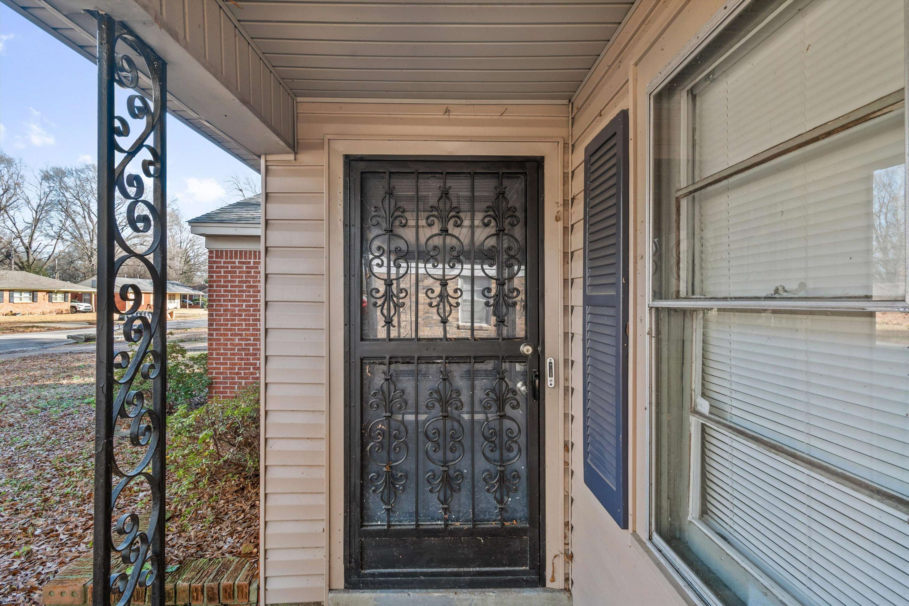 4487 East Dearing Road Memphis, TN 38117 - Photo 3 of 27 Doorway to property featuring covered porch