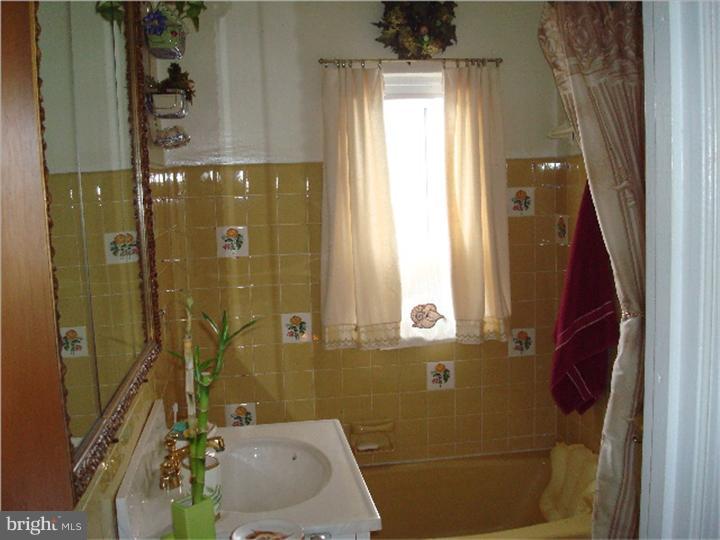 411 Glendale Road Upper Darby, PA 19082 - Photo 12 of 14 Bathroom
