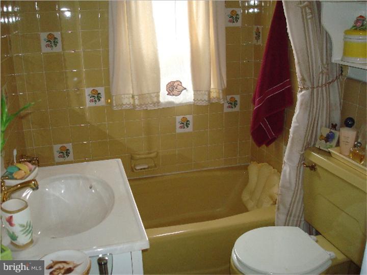411 Glendale Road Upper Darby, PA 19082 - Photo 13 of 14 Bathroom