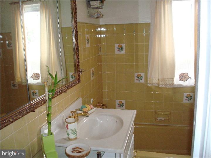 411 Glendale Road Upper Darby, PA 19082 - Photo 14 of 14 Bathroom