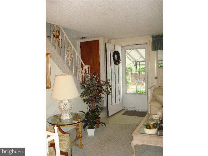 411 Glendale Road Upper Darby, PA 19082 - Photo 3 of 14 Living Room