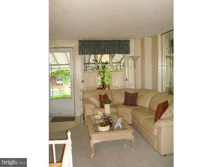 411 Glendale Road Upper Darby, PA 19082 - Photo 4 of 14 Living Room